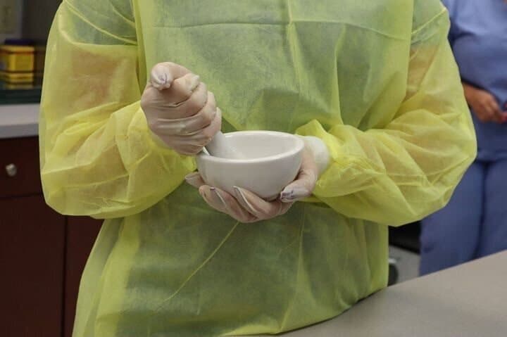miami pharmacy tech training - student mixing meds